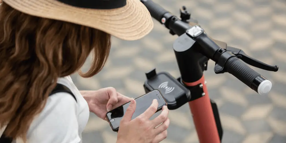 Choosing the Right Phone Holder for Your Electric Scooter